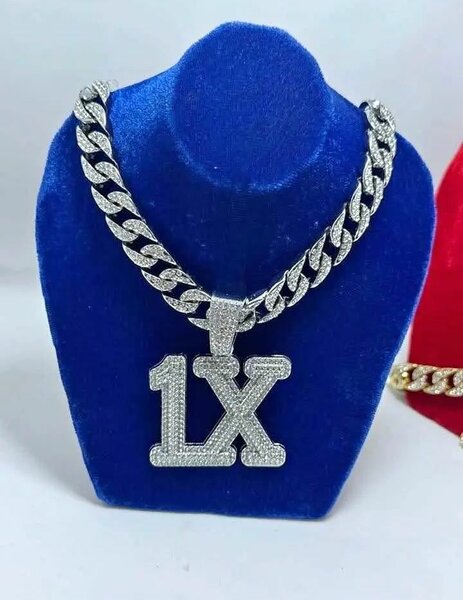 Collier en argent avec pendentif en diamant