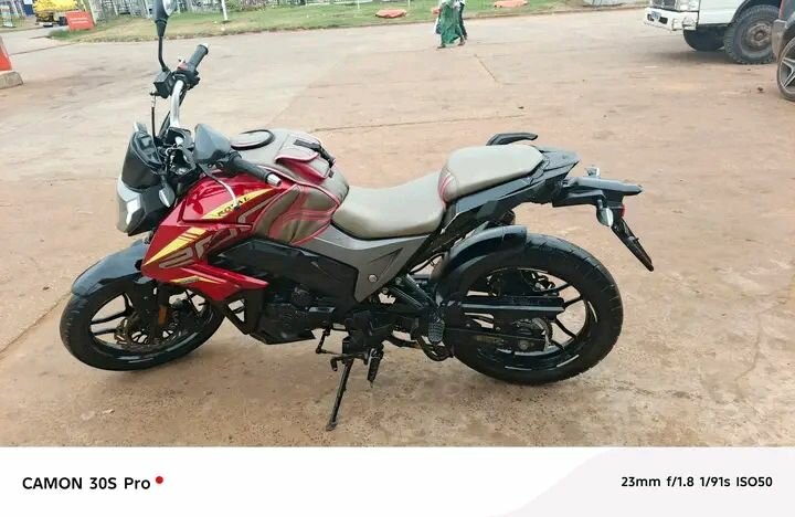 Moto rouge et gris - Sportive et élégante