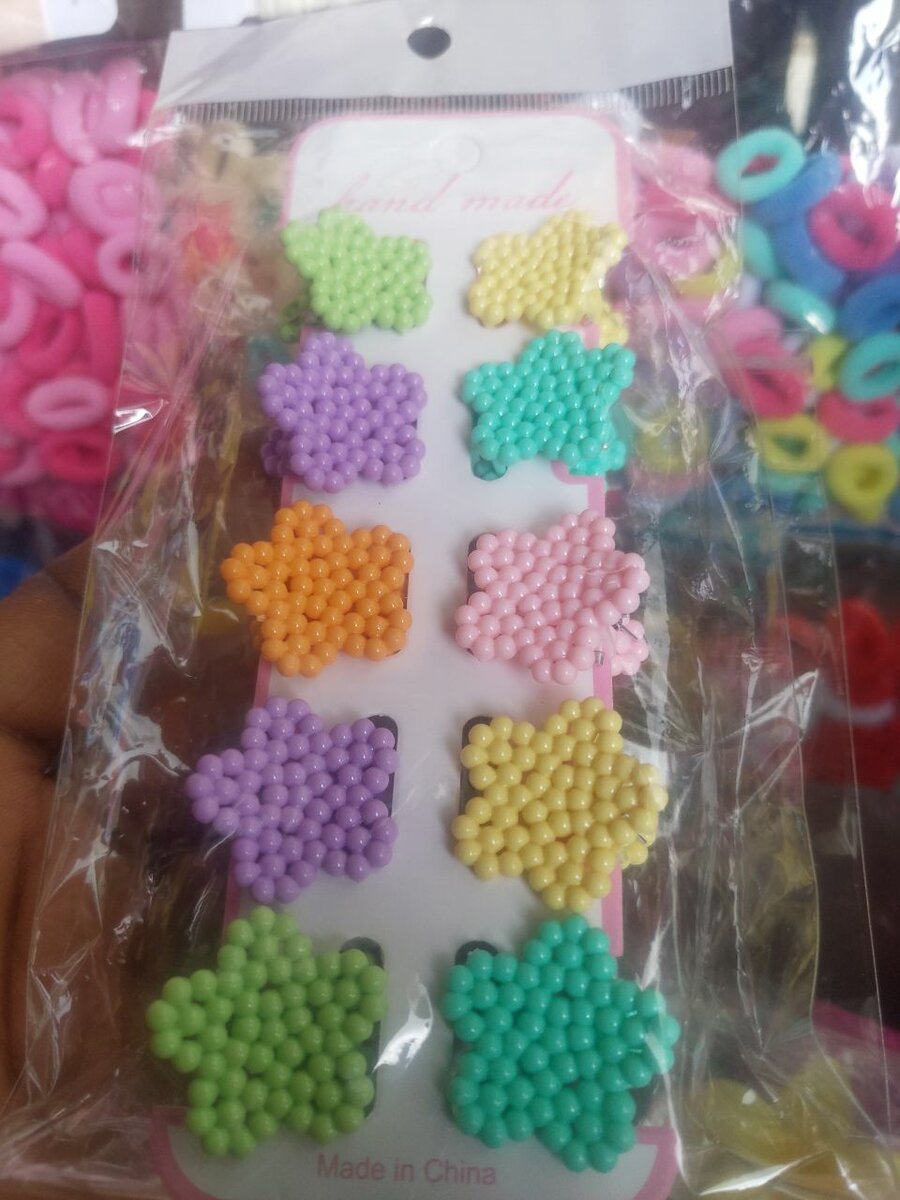 Décorations florales en perles colorées
