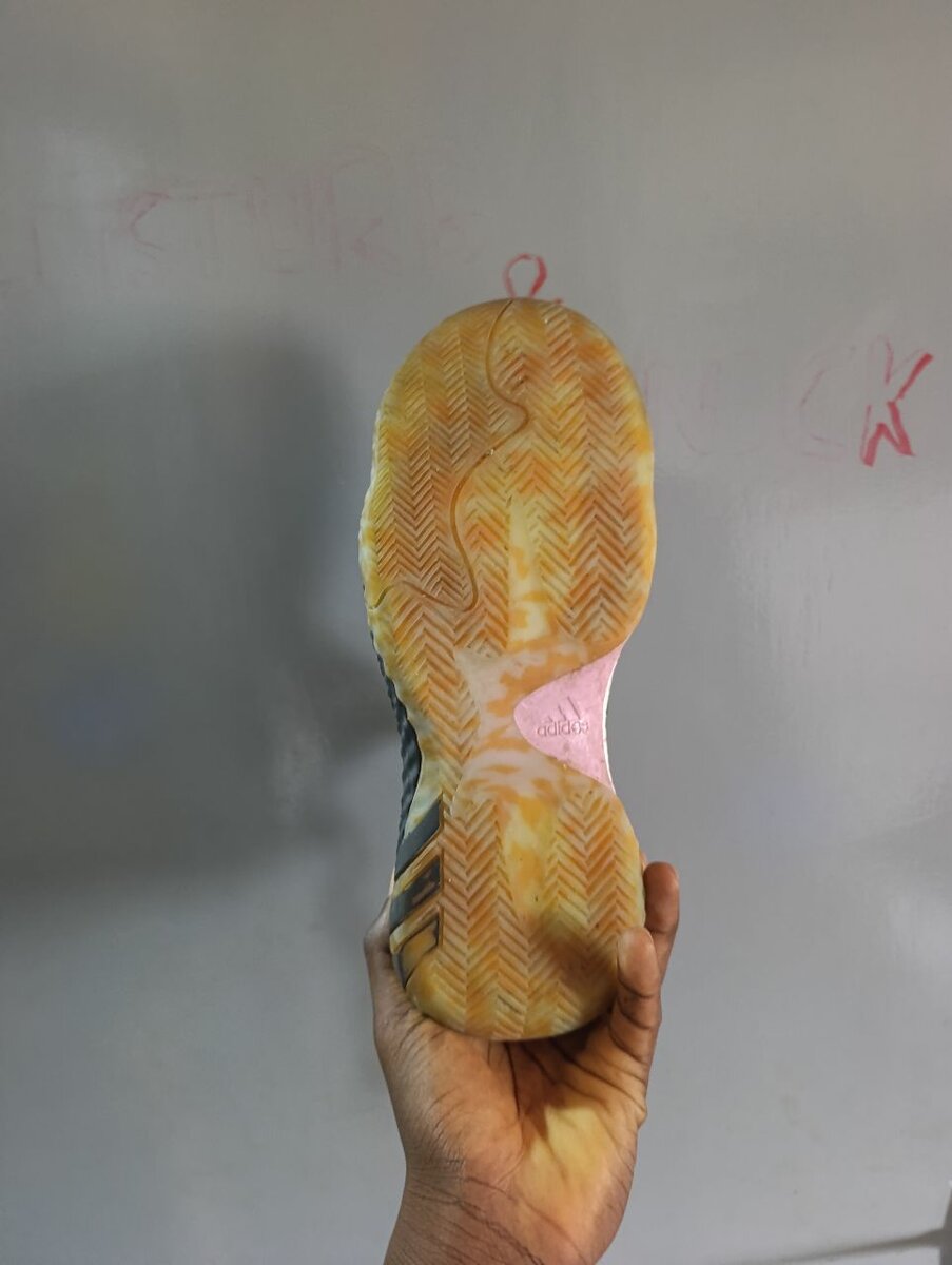 Chaussures de sport noires modernes