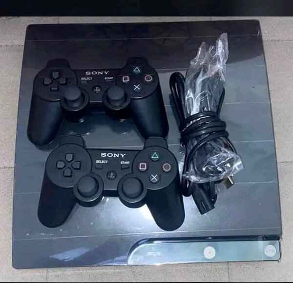 Console Sony PS3 avec manettes