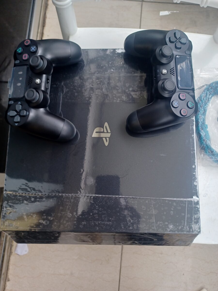 Ps4 pro+2manettes 21 jeux