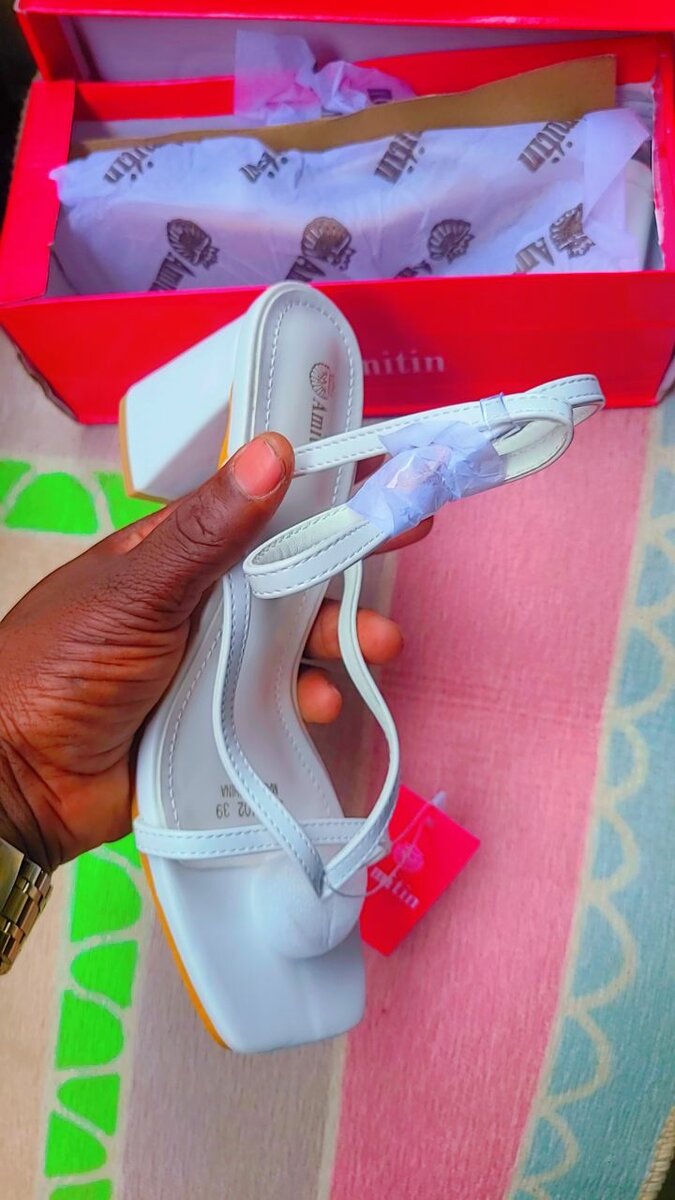 Sandales à talons blancs élégantes