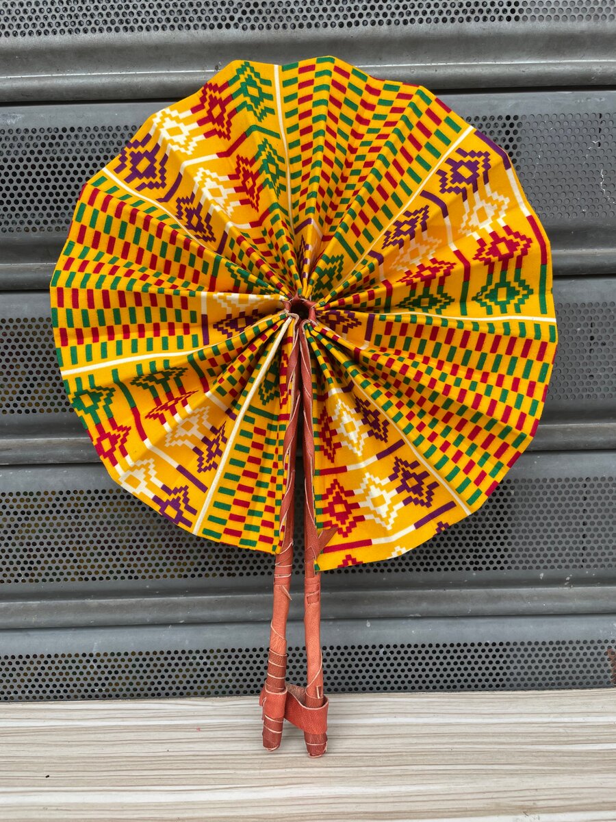 Éventail pliant coloré artisanal