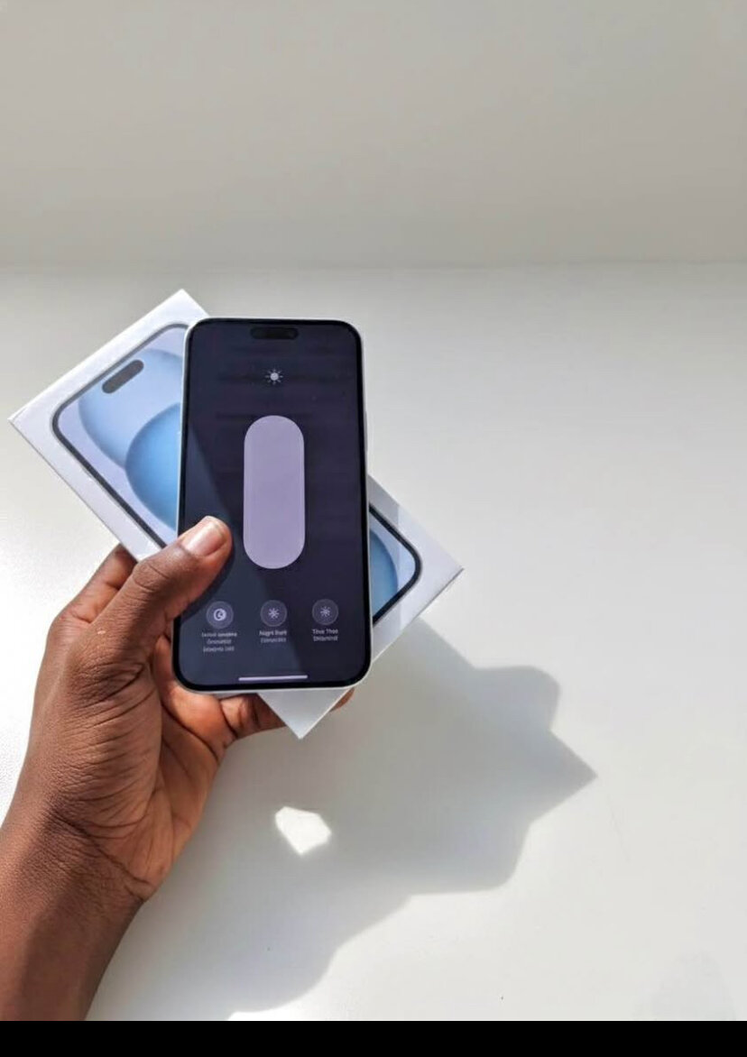 iPhone 15 simple moderne blanc