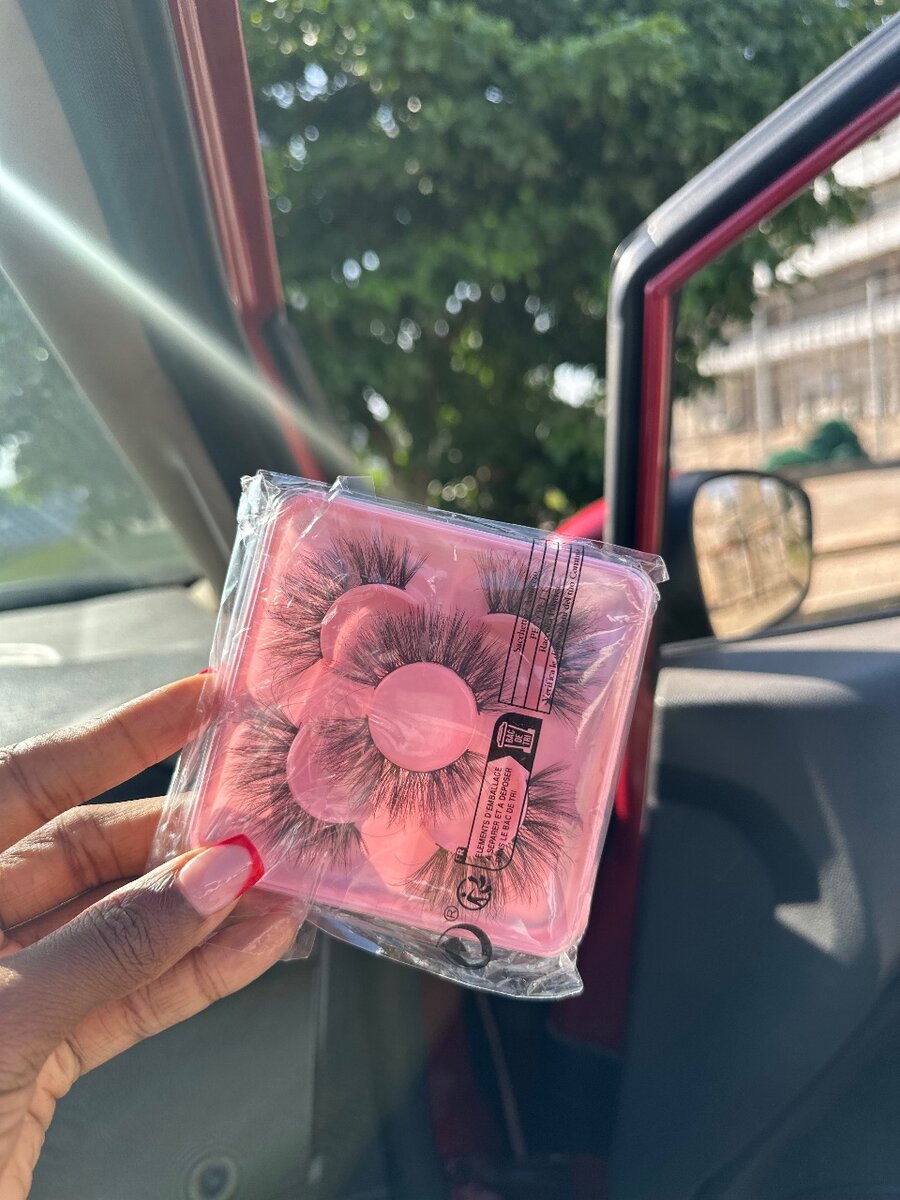 Falsies- 3D classy light wear lashes.