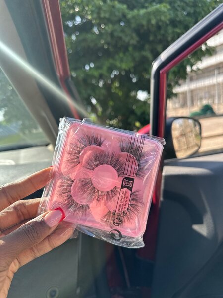 Falsies- 3D classy light wear lashes.