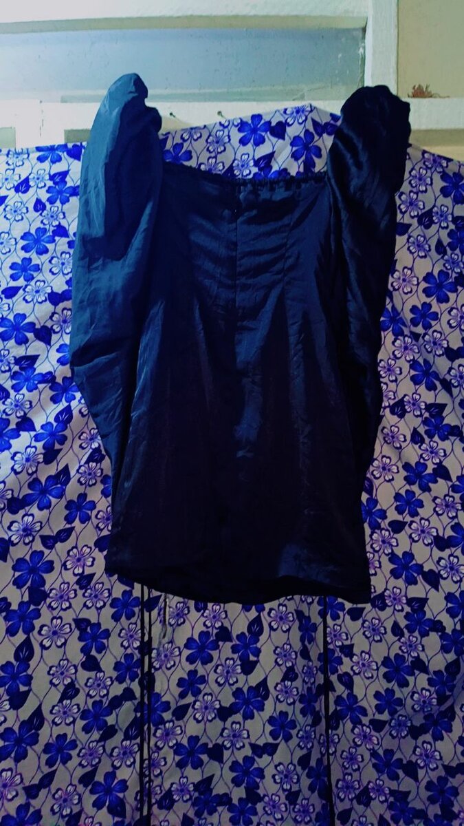 Robe noire à manches bouffantes