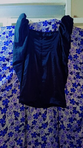 Robe noire à manches bouffantes