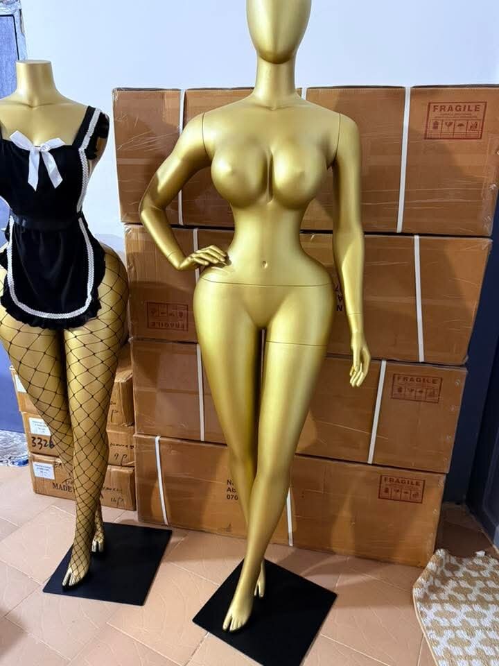 Mannequin doré élégant