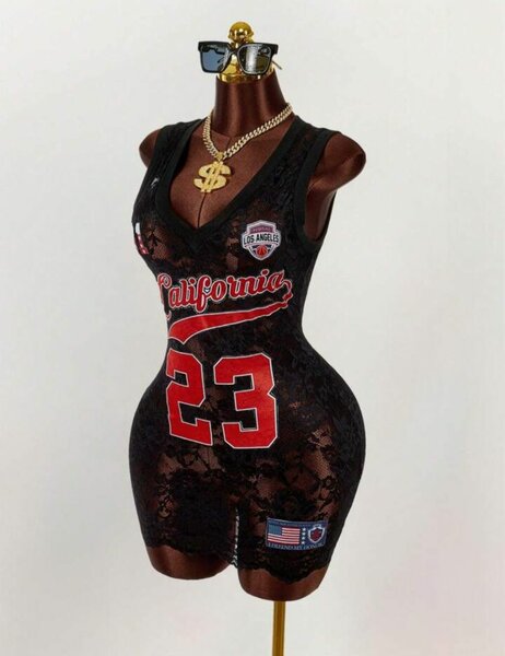 Robe moulante dentelle noire