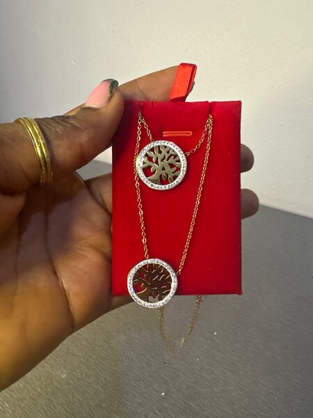 Colliers élégants dorés