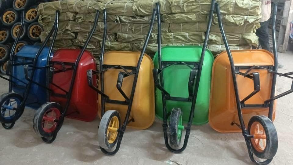 Brouettes robustes colorées