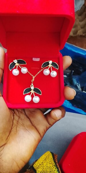 Parure Collier et Boucles d'Oreilles Cerise