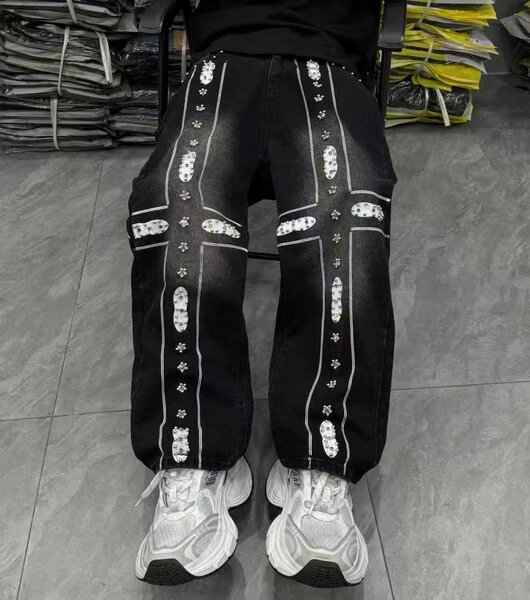 Jeans noirs brodés tendance