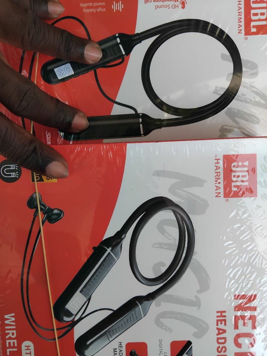 JBL wireless neck barn