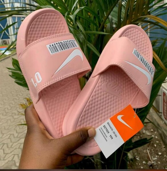 Claquettes roses confortables