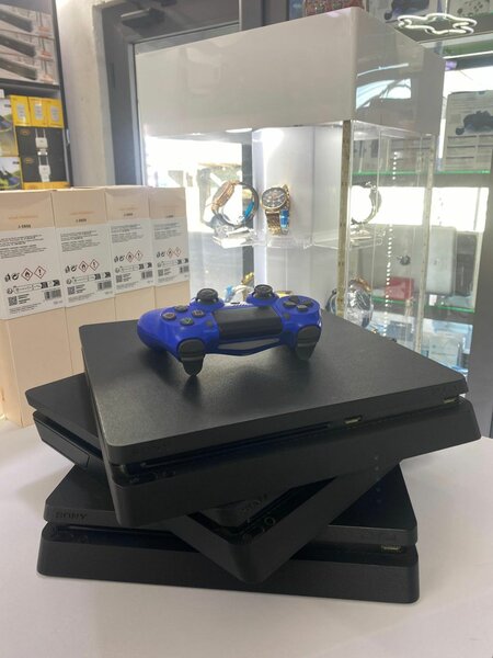 Neatly Used PS4 Slim + 5 games & 1 controller