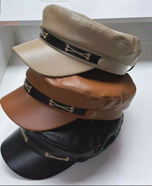 Casquette en cuir style militaire