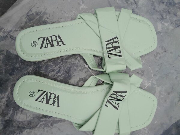 Sandales plates vertes ZARA