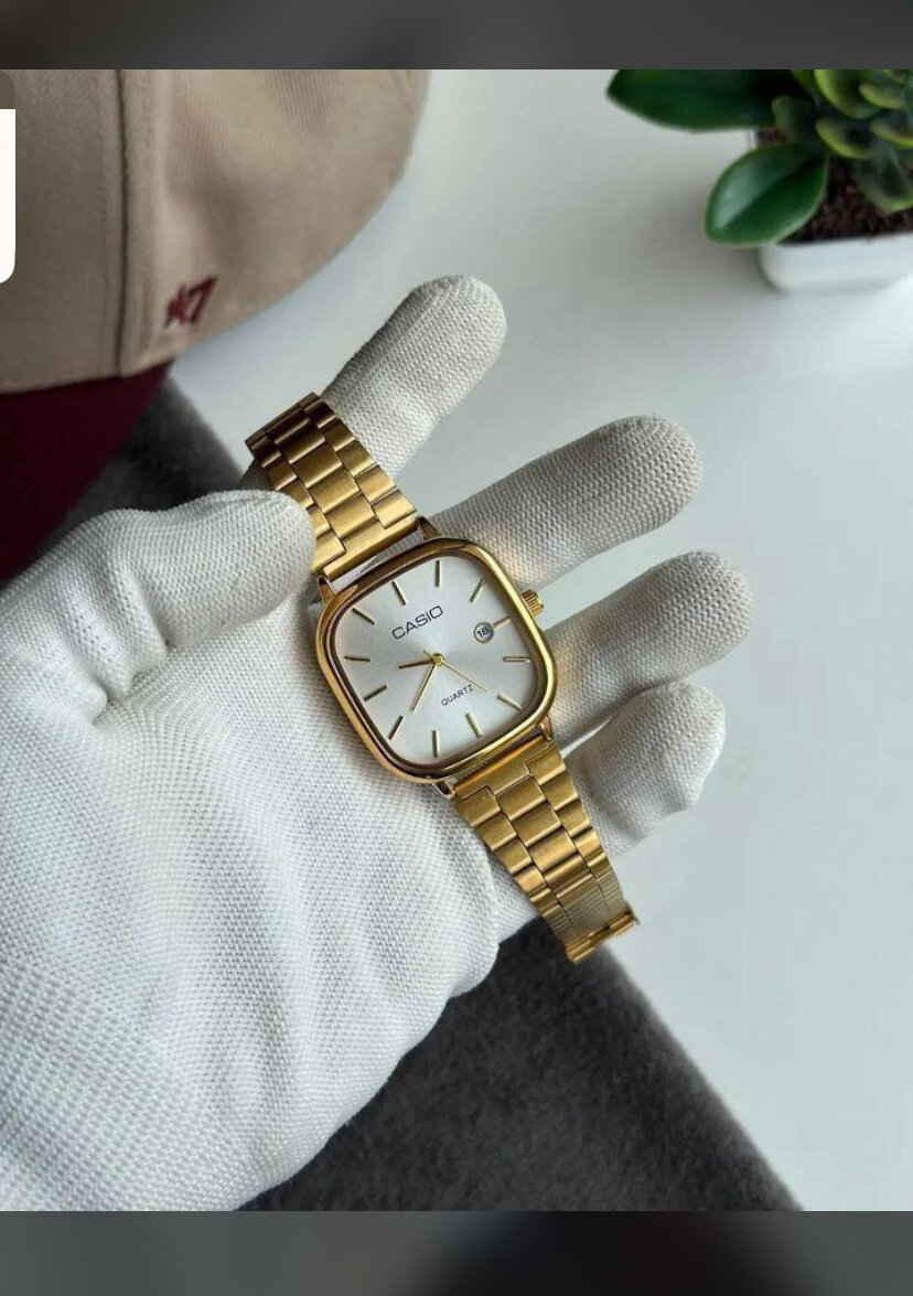 Montre élégante dorée