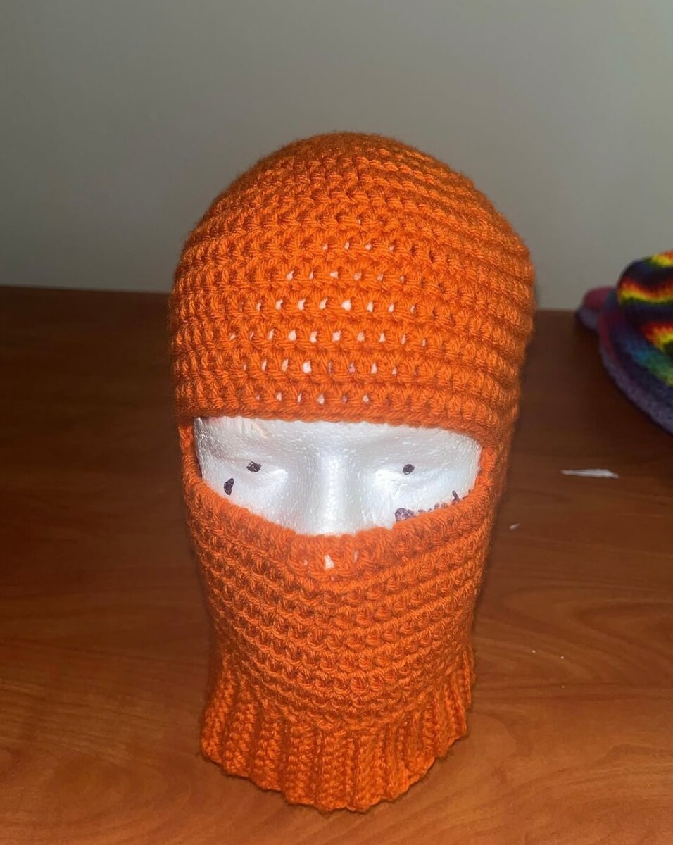 Cagoule en tricot orange chaude