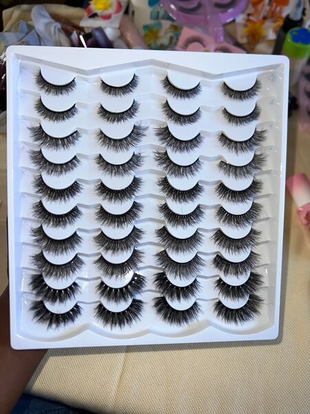 Faux cils volumineux