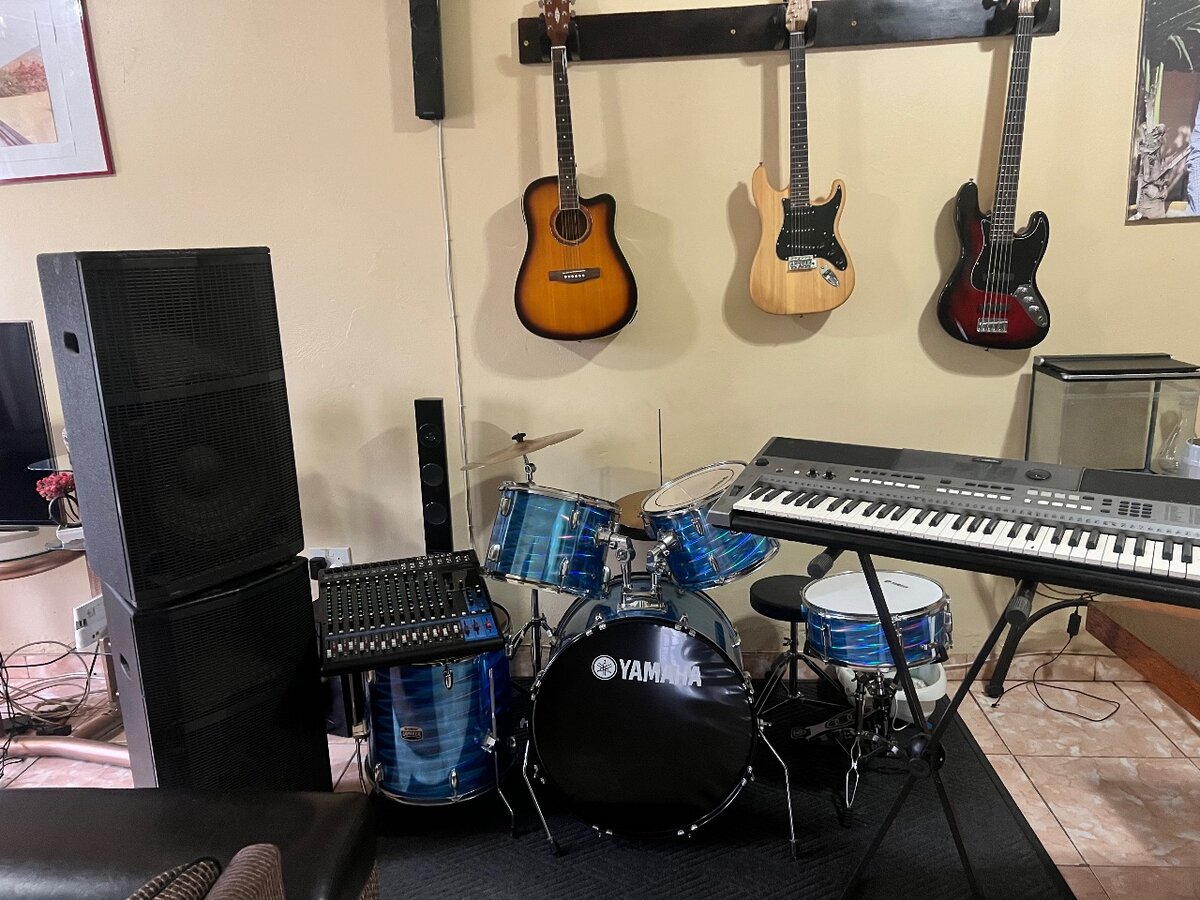 Music equipments for sale Drum set yamaha Keyboard 446 Mixer