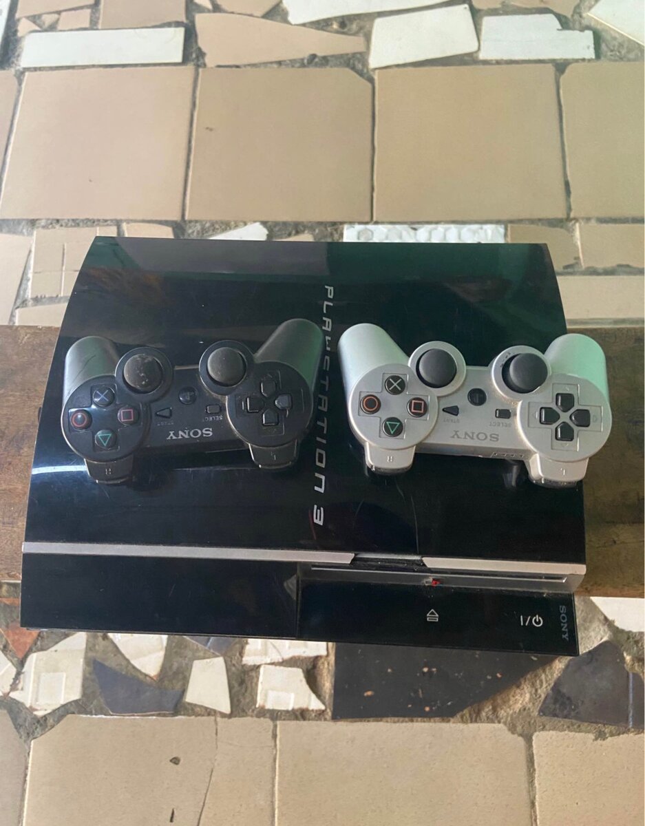 Console Sony PlayStation 3 avec manettes