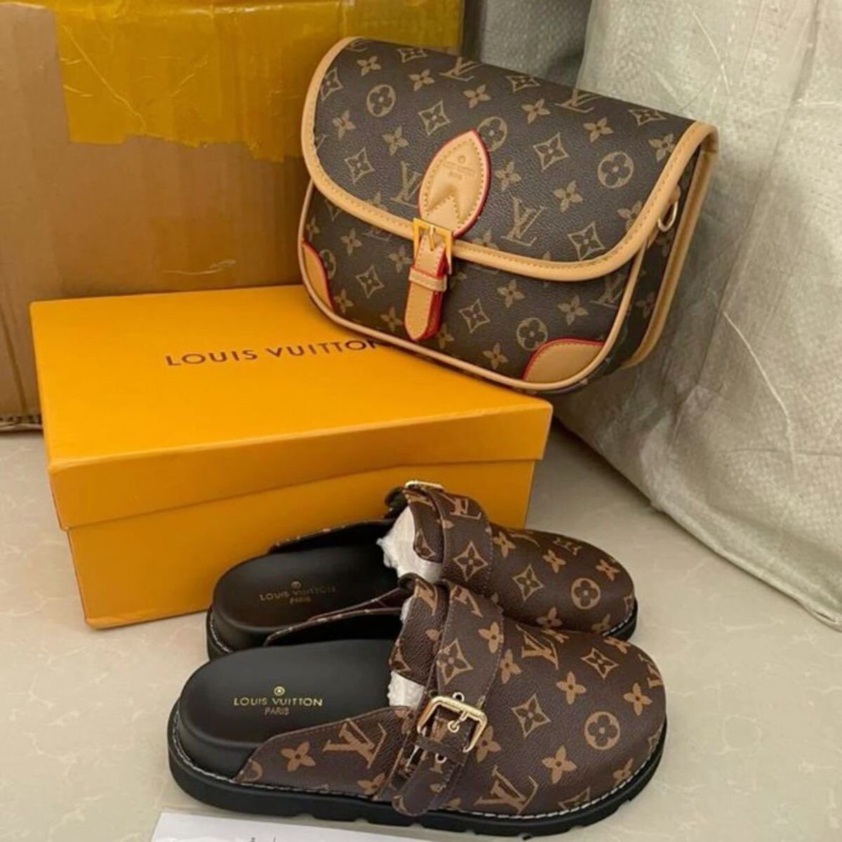 Sandales Louis Vuitton marron