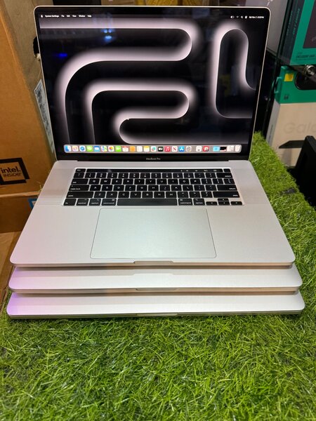 2019 MacBook Pro TOUCHBAR Ram 16GB Intel Core i9 ssd 512GB