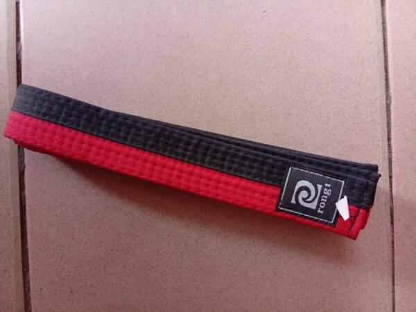 Ceinture d'Arts Martiaux Rouge et Noire