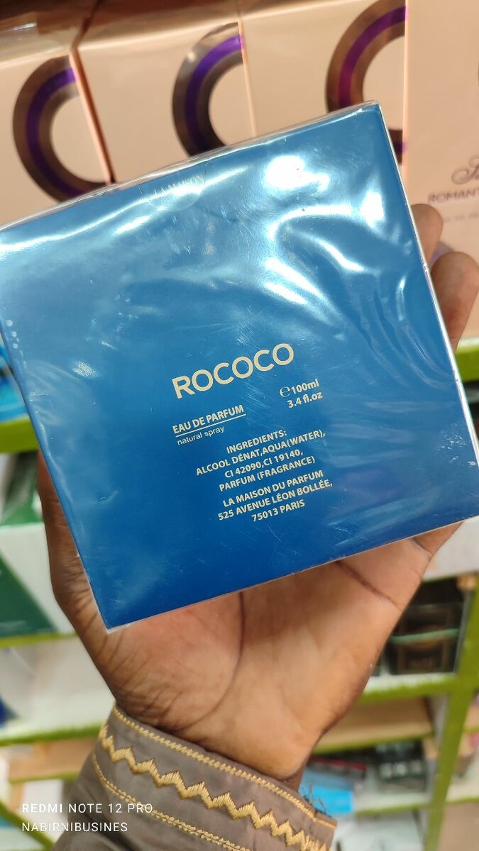 Le parfum **ROCOCO** est une fragrance luxueuse
