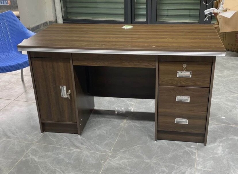 Bureau en bois avec tiroirs verrouillables