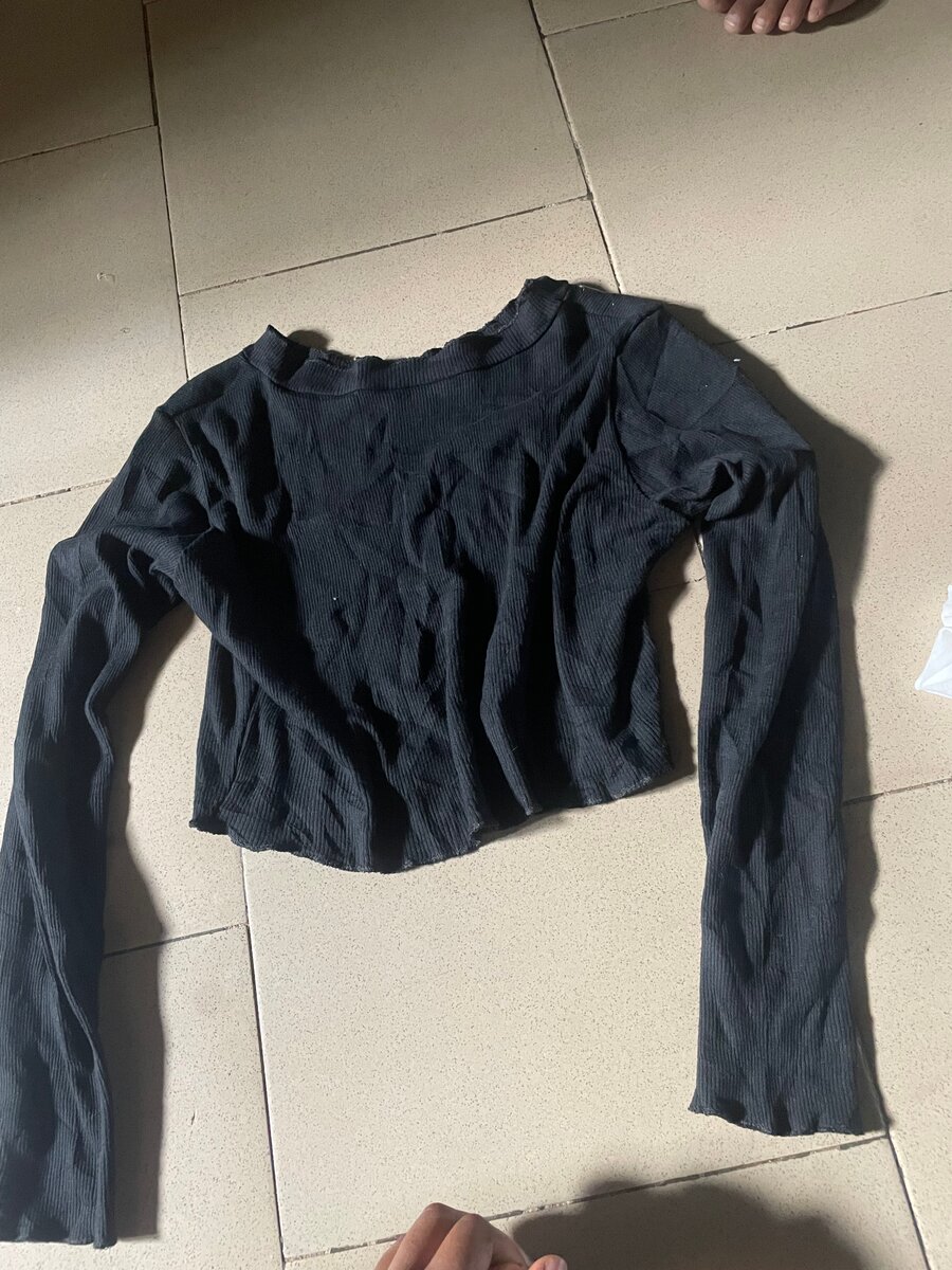 Haut noir à manches longues