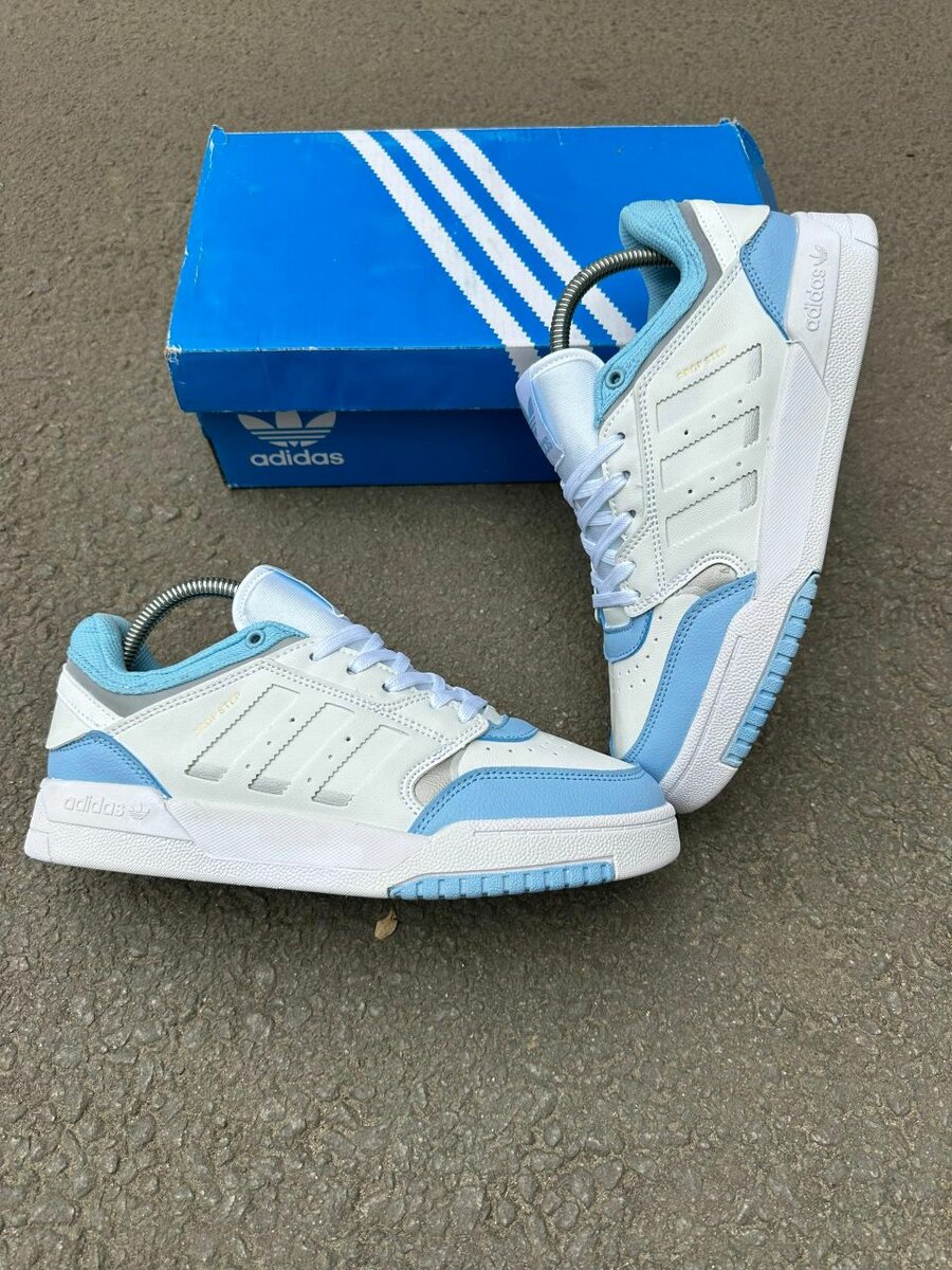 Baskets Adidas blanches et bleues