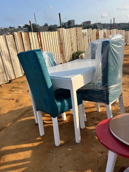 Ensemble Table et Chaises en Bois