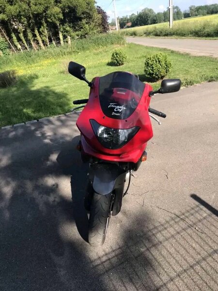 Moto Yamaha sportive rouge