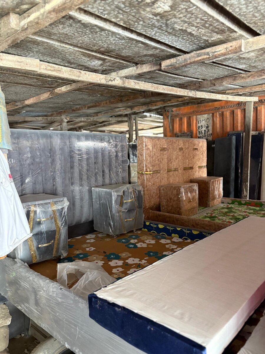 Lit en bois avec matelas floral