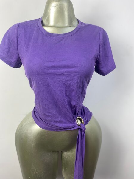 T-shirt violette avec nœud