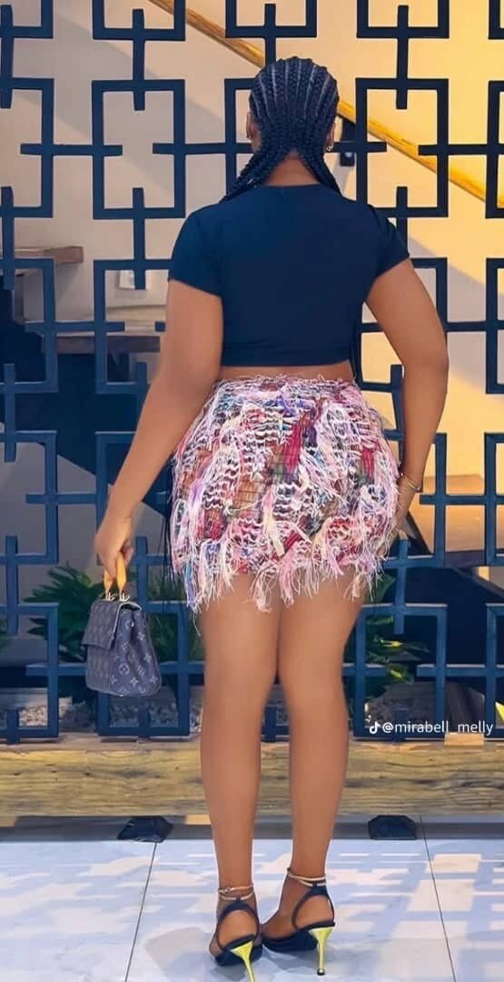 Mini-jupe à plumes tendance