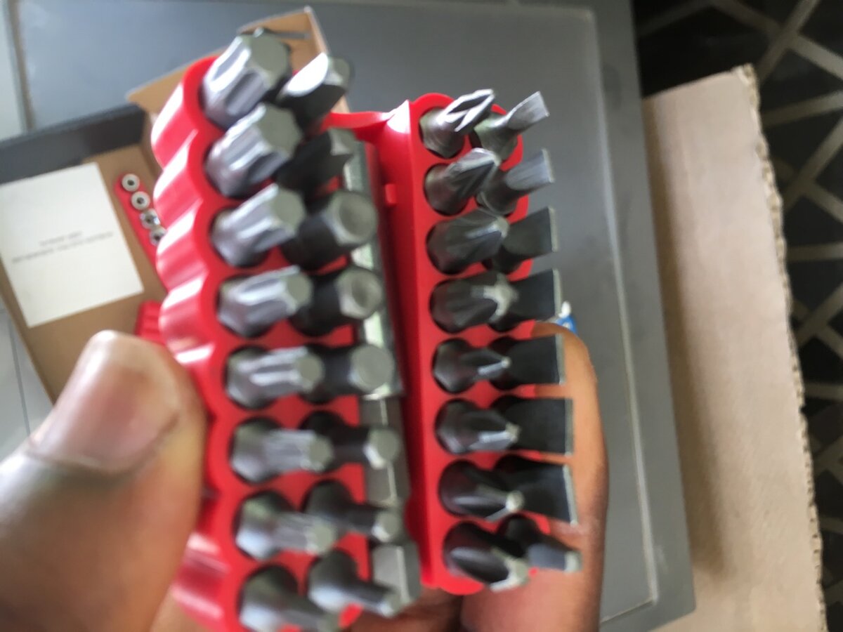 ELECTRIC SCREWDRIVER