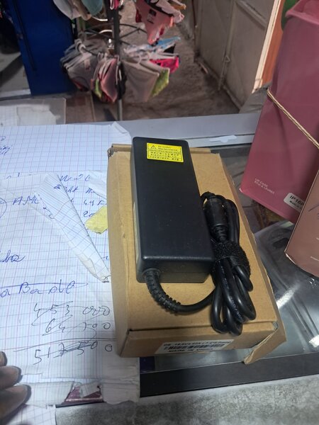 Adaptateur secteur universel