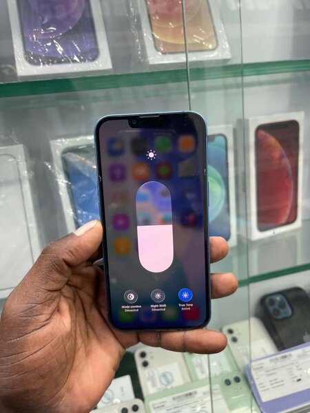 iPhone 13 128go en bon état.