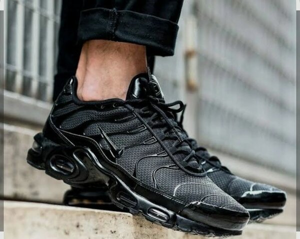 Baskets de sport noires modernes