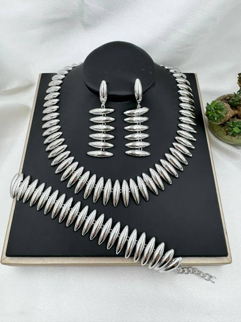 Des Comple chaîne plaque disponible