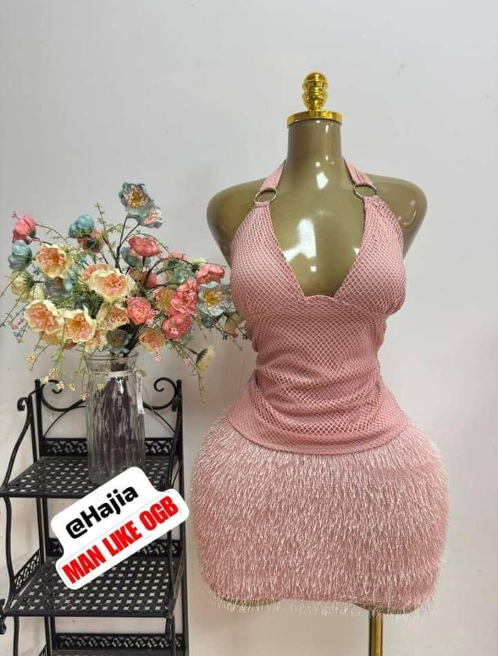 Robe élégante avec plumes