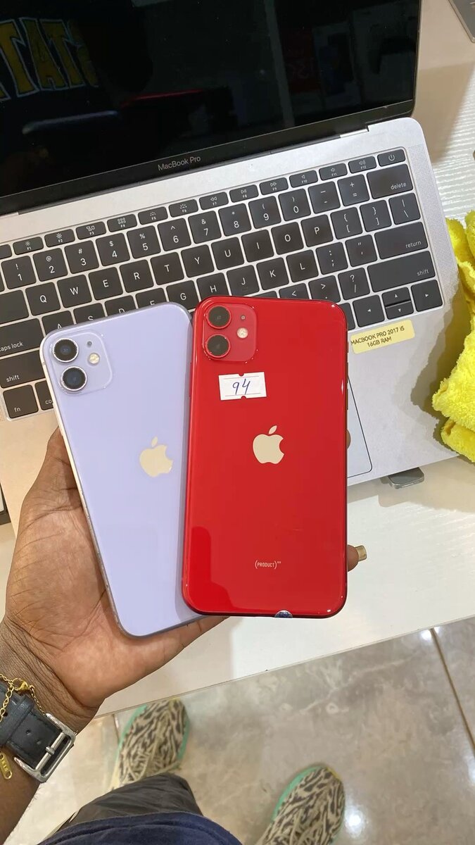 iPhone 11 – Rouge et Lavande
