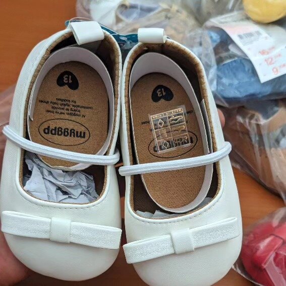 White sandals with bow for a girl