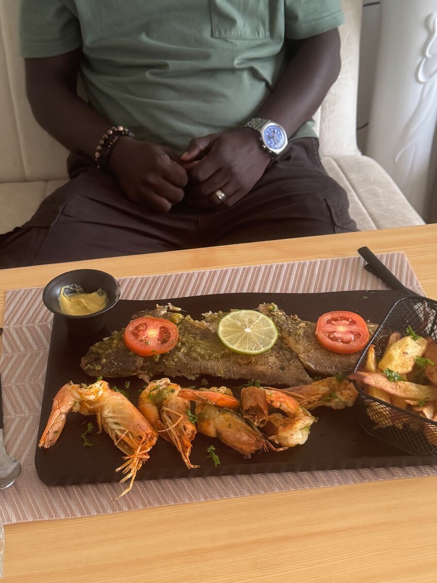 Assiette de poisson grillé et crevettes avec frites